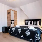 Zacisze Zeromskiego 3*